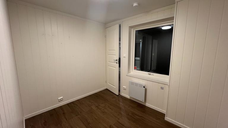 Soverom med vindu ut mot terrassen